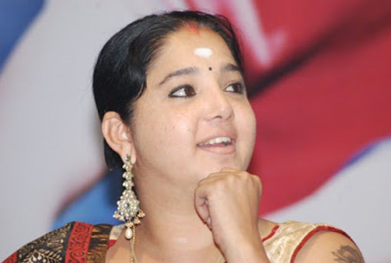 இதை தொடர்ந்து இவர் பல தமிழ் உள்ளிட்ட பிற மொழி படங்களில் நடித்தாலும் இவரால் ஏனோ, இவர் அம்மாவை போல் நிலையான இடத்தை பிடிக்க முடியவில்லை.