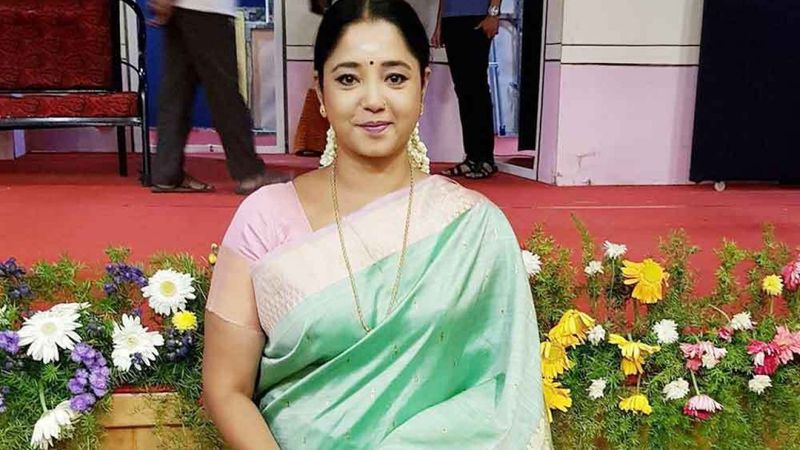இதுகுறித்து, ஒரு பேட்டியில் தெரிவித்துள்ள நடிகை ஐஸ்வர்யா 'ரோஜா' படத்தின் வாய்ப்பை தவற விட்ட பைத்தியக்காரி நான் என அவரையே அவர் கழுவி ஊற்றி கொண்டுள்ளார்.