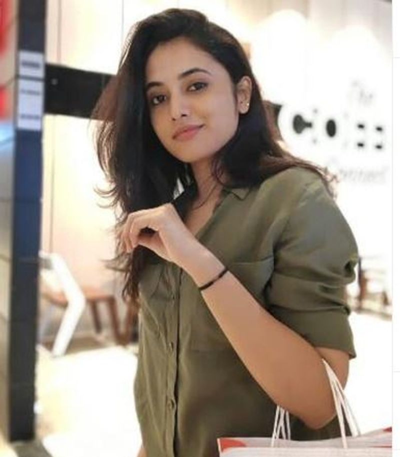 கண்ணால் பேசும் பெண்ணே 