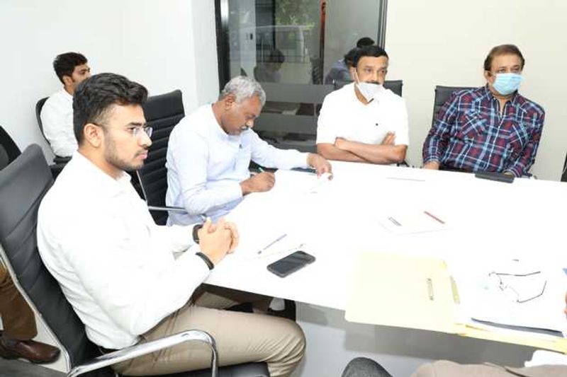 ಇದೇ ಪ್ರಕರಣಕ್ಕೆ ಸಂಬಂಧಿಸಿದಂತೆ ಈವರೆಗೆ ಅಧ್ಯಕ್ಷರ ಮೇಲೆ ಯಾವುದೇ ಎಫ್ಐಆರ್ ದಾಖಲಾಗಿಲ್ಲ. ಹೀಗಾಗಿ ಅವರ ಮೇಲೂ ಸೇರಿದಂತೆ ಹೊಸ ಎಫ್ಐಆರ್ ದಾಖಲಿಸಬೇಕು. ಸೆಕ್ಷನ್ 64 ಅಡಿ ತನಿಖೆ ಸಹ ನಡೆಯಲಿ. ಅಲ್ಲದೆ, ಎಷ್ಟು ವರ್ಷ ಅವಧಿಯ ರಿ ಆಡಿಟ್ ಆಗಬೇಕು ಎಂಬುದನ್ನು ಶೀಘ್ರ ನಿರ್ಧರಿಸಿ ವರದಿ ನೀಡಿ ಎಂದು ಸಚಿವರಾದ ಸೋಮಶೇಖರ್ ಹಾಗೂ ಸಂಸದರಾದ ತೇಜಸ್ವಿ ಸೂರ್ಯ ಅವರು ಅಧಿಕಾರಿಗಳಿಗೆ ಸೂಚನೆ ನೀಡಿದರು.