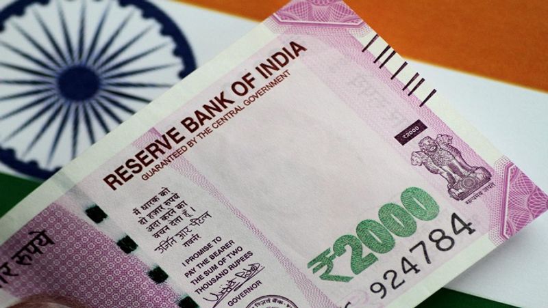 किसान विकास पत्र योजना
पहले किसान विकास पत्र में पैसा लगाने पर 7.6 फीसदी की दर से ब्याज मिलता था। 1 अप्रैल, 2020 से इस स्कीम में ब्याज दर 6.9 फीसदी सालाना कर दी गई है, लेकिन फिर भी बैंकों की फिक्स्ड डिपॉजिट योजनाओं से यह ज्यादा है।