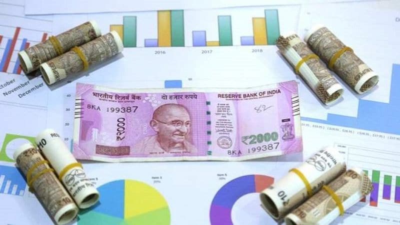 10 साल, 4 महीने में दोगुना होगा पैसा
किसान विकास पत्र (KVP) में 124 महीने में निवेश की गई रकम दोगुनी हो जाती है। अगर आप इस स्कीम में 5 लाख रुपए का निवेश करते हैं, तो 10 साल, 4 महीने के बाद आपको 10 लाख रुपए मिलेंगे। इतना फायदा बैंकों की किसी फिक्स्ड डिपॉजिट स्कीम में नहीं है।