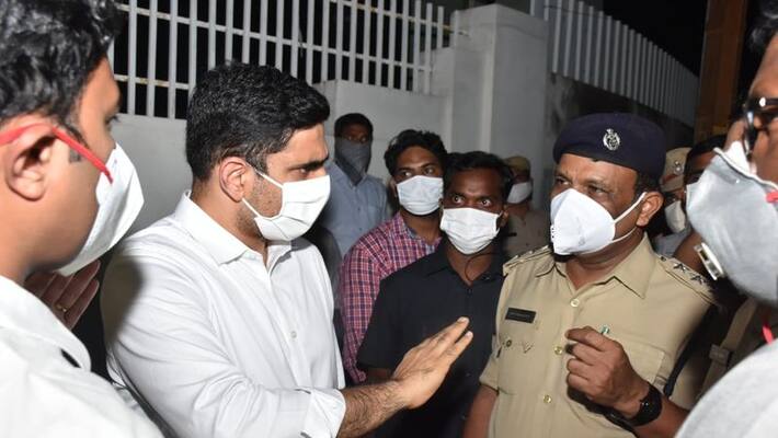 Nara Lokesh Anantapuram Tour... Police Stops TDP supporters in gutti Nara Lokesh Anantapuram Tour... Police Stops TDP supporters in gutti
