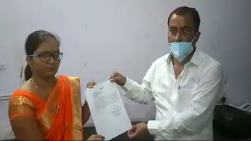 गौरतलब है कि प्रदेश के कई जिलों के कस्तूरबा गांधी आवासीय बालिका विद्यालयों में बड़ा फर्जीवाड़ा सामने आया था। इन स्कूलों में अनामिका शुक्ला के नाम से फर्जी तरीके से कई शिक्षिकाएं नौकरी कर रही थीं।