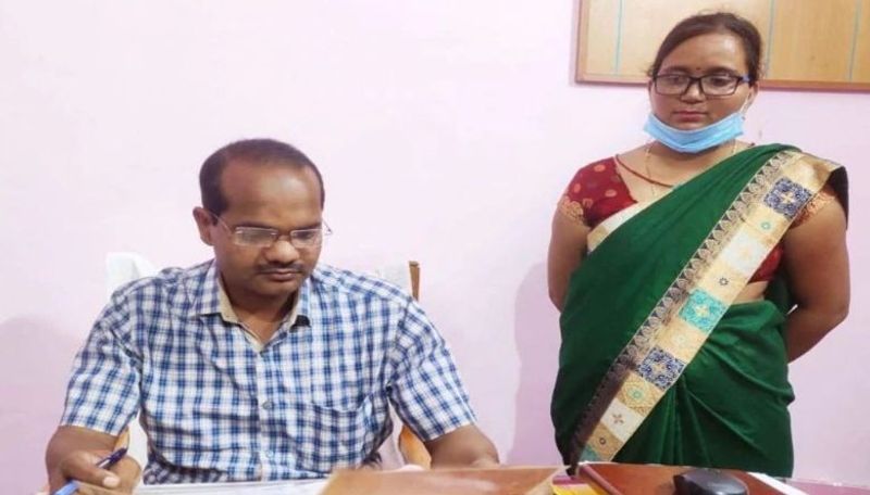 उन्होंने कस्तूरबा आवासीय बालिका विद्यालय में साइंस टीचर के लिए सुल्तानपुर, जौनपुर, बस्ती, मिर्जापुर और लखनऊ में आवेदन किया था। लेकिन वह गर्भवती थीं और काउंसिलिंग से पहले उनकी बड़ी बेटी ऑपरेशन से हुई, जिस वजह से वह काउंसिलिंग में जा नहीं सकीं। जिसके बाद उनके दस्तावेजों को इस्तेमाल कर ये बड़ा फर्जीवाड़ा किया गया।
