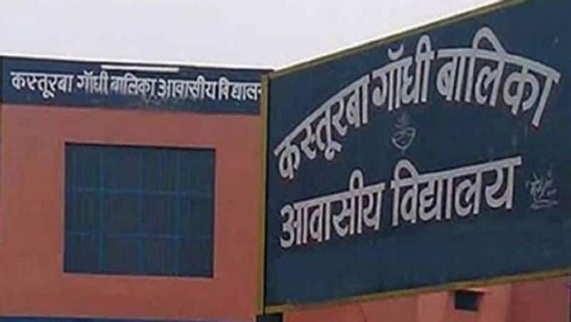 असली अनामिका शुक्ला की खबरें मीडिया में आने और जिले की इस प्रतिभा को सम्मान देने के लिए स्कूल ने नौकरी देकर सहायक शिक्षक के पद पर नियुक्त किया है। भैया हरिभान दत्त स्मारक विद्यालय के प्रबंधक ने शुक्रवार को अनामिका शुक्ला को नियुक्ति पत्र दिया। ऐसे में जिस अनामिका शुक्ला की डिग्री, मार्कशीट पर 2 दर्जन लोग फर्जी तरीके से नौकरी कर रहे थे, उस असली अनामिका शुक्ला को अब रोजगार मिला है।