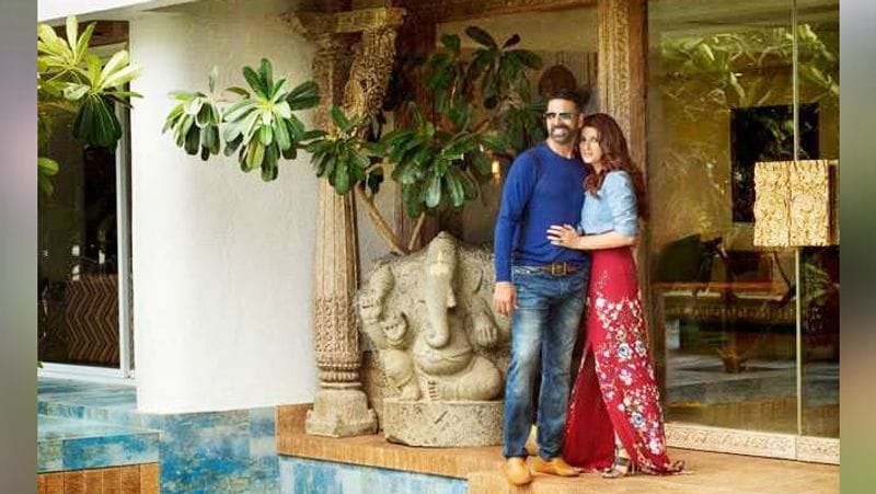 उन्होंने अपने घर में प्रकृति को पूरा तवज्जो दी है। अक्षय के घर के गार्डन देखने लायक है। उनके गार्डन में एक से बढ़कर एक पेड़ पौधे भी हैं।