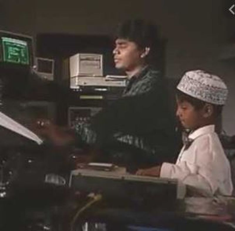 தன்னுடைய மாமா ஏ.ஆர்.ரஹுமானுடன், அவருடைய ஸ்டுடியோவில் ஒய்யாரமாக அமர்ந்திருக்கும் ஜி.வி.பிரகாஷ்.