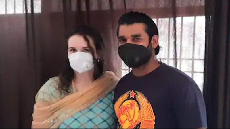 आगरा के रहने वाले सचिन को बेलारूस की रहने वाली युवती स्नेजाना से प्यार हो गया था। लॉकडाउन से पहले दोनों ने अपर जिला अधिकारी के कोर्ट में शादी के लिए अर्ज़ी लगाई थी, लेकिन प्रक्रिया के दौरान लॉकडाउन लग गया और दोनों की शादी नहीं हो पाई।
