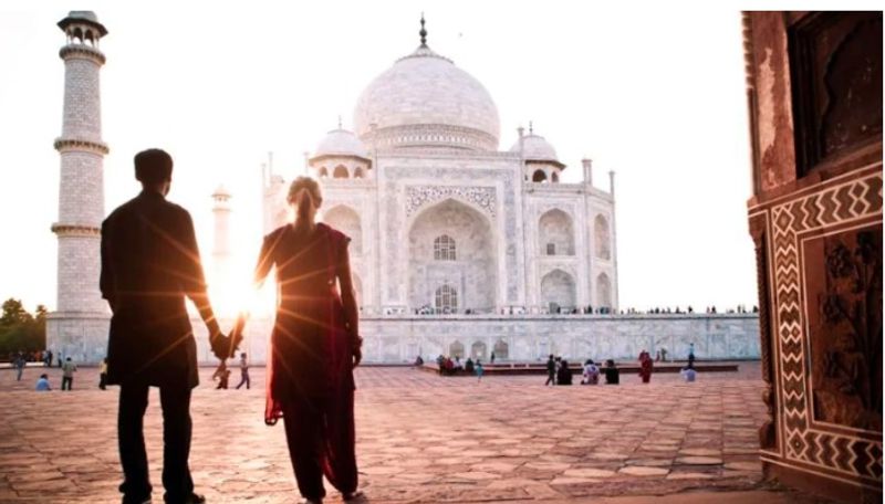 सचिन और स्नेजाना की कहानी पूरी फिल्मी है। सचिन एक ट्रैवल एजेंसी में काम करता था और स्नेजाना भारत घूमने आयी थी। इसी बीच दोनों की मुलाकात हुई और दोनों का प्रेम परवान चढ़ गया।
