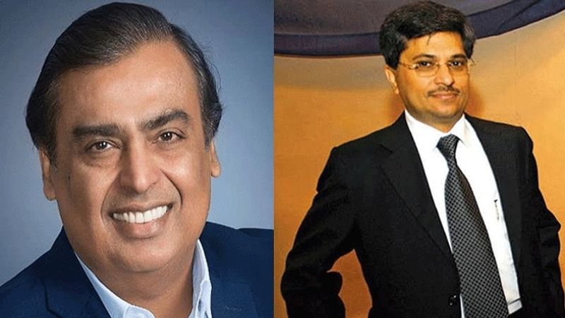 कौन हैं मनोज मोदी
मनोज मोदी मुकेश अंबानी के सबसे भरोसेमंद सहयोगी माने जाते हैं। रिलायंस इंडस्ट्रीज की सभी प्रमुख डील्स में उनकी भूमिका रहती है। रिलायंस इंडस्ट्रीज लिमिटेड में उनकी साख एक बड़े डीलर के तौर पर है। रिलायंस के सूत्रों के मुताबिक, मनोज मोदी ने ही रिलायंस जियो में फेसबुक को 43,574 करोड़ रुपए के निवेश के लिए राजी किया था। फेसबुक के निवेश के बाद ही कई बड़ी कंपनियों में रिलायंस जियो में निवेश की होड़ मच गई।