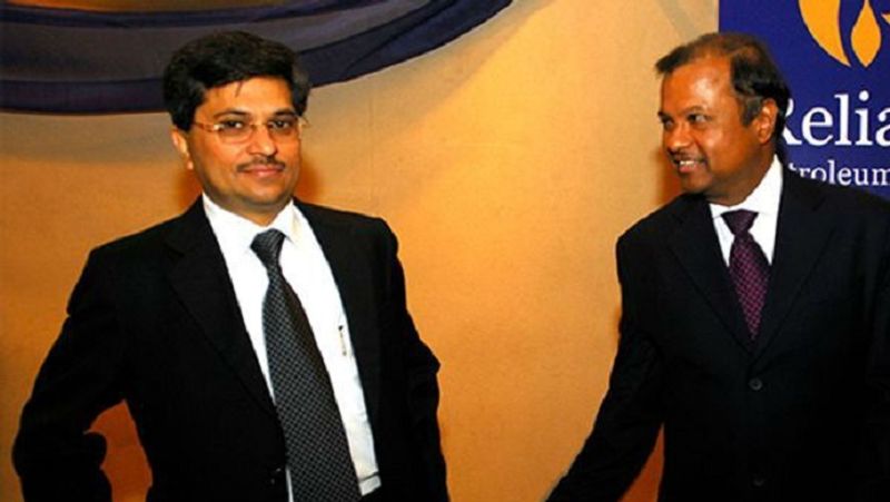 रिलायंस को इंटरनेट टेक कंपनी बनाने का है लक्ष्य
कच्चे तेल की कीमतों में गिरावट की वजह से अभी ऑयल मार्केट में अस्थिरता का दौर चल रहा है। इसलिए मुकेश अंबानी रिलायंस ग्रुप को पेट्रोकेमिकल्स की जगह इंटरनेट टेक्नोलॉजी कंपनी के तौर पर स्थापित करना चाहते हैं। इसके साथ ही, वे जियो प्लेटफॉर्म्स के जरिए रिटेल के कारोबार में भी आना चाहते हैं। इसमें मनोज मोदी उनकी हर तरह से मदद कर रहे हैं। फेसबुक के अलावा तमाम बड़ी कंपनियों का निवेश जुटाने में उनकी बड़ी भूमिका रही है।