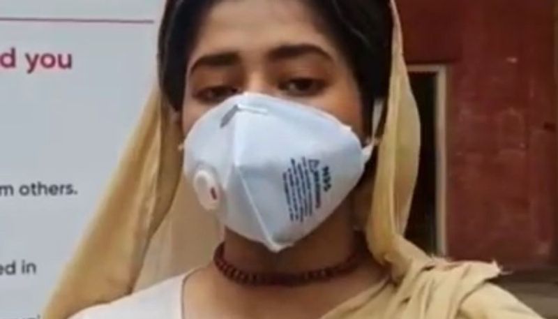 মাস্ক পরে দেখা গিয়েছে দিতিপ্রিয়া রায়কে। রাণী রাসমণির টিআরপি ধরে রাখতে তিনি আজও সক্ষম। শ্যুটিংয়ে ফিরে আবেগে ভরে উঠেছেন দিতিপ্রিয়া।