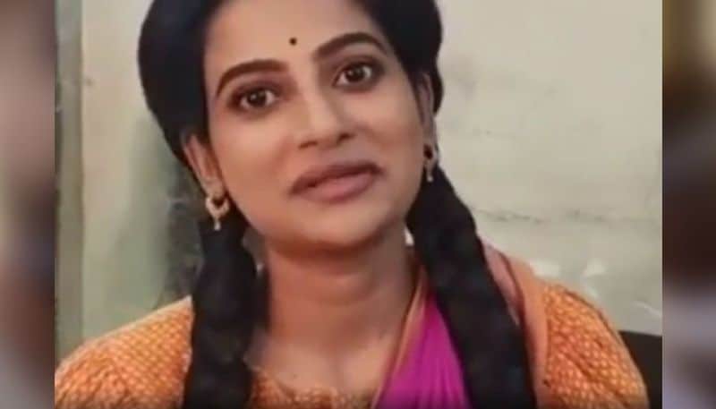 উষসী রায় কাদম্বিনীর মেকআপে একেবারে প্রস্তুত। তিনি জানালেন, "নতুন ছন্দে ফিরবে বাংলা। নতুন পর্বের শ্যুটিং শুরু হয়ে গিয়েছে। ফ্লোরে ঢোকার আগে সমস্ত সেফটি মেজার নিচ্ছি আমরা।"