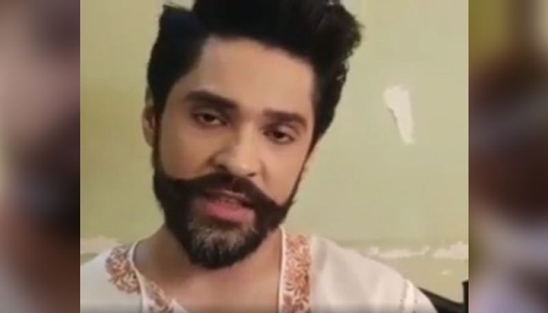 দেখে গিয়েছে অভিনেতা গৌরব চট্টোপাধ্যায়কে। শ্যুটিংয়ের ব্যাগ, মাস্ক পরে নিজের সমস্ত জিনিসের স্যানিটেশন করাচ্ছেন। মাপা হল তাঁর টেম্পারেচারও।