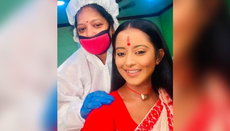 ত্রিনয়নীর শ্যুটিংও শুরু হয়েছে জোর কদমে। মেকআপ সেরে শ্রুতি, ত্রিনয়নীর মুখ্য অভিনেত্রী সেলফি নিয়েছেন মেকআপ আর্টিস্টের সঙ্গে।