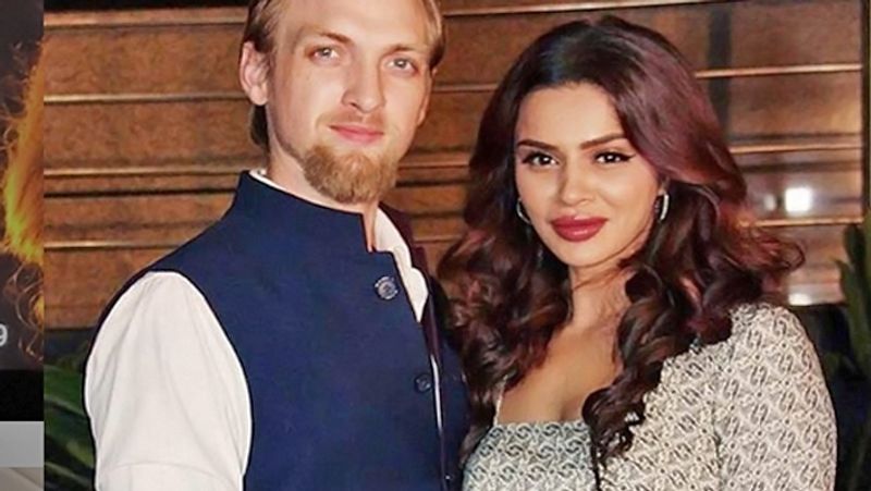 श्वेता ने सोशल मीडिया पर लिखा, 16 साल के लड़के ने मेरी फ्रेंड के इंस्टाग्राम लाइव पर बिना सोचे-समझे अश्लील कमेंट किया। जब मैंने रिपोर्ट करने की बात की तो माफी मांगने लगा। यह सब हम और नहीं सहेंगे। या तो बंद करो या फिर अंजाम के लिए तैयार रहो। क्योंकि अब बर्दाश्त नहीं करेंगे। 
