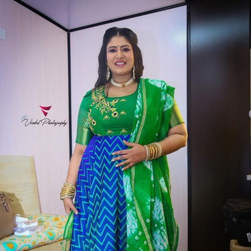 இப்போ இருக்கும் ஹீரோயின்களின் பிரபலத்தை விட அப்பொழுது இருந்த காலகட்டத்தில் இவங்க தான் அஜித் மற்றும் விஜய்க்கு ஜோடியாக நிறைய படம் நடித்துள்ளார் 