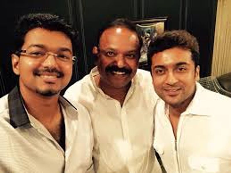 படவிழாக்கள், விருது விழாக்கள் போன்ற எந்த நிகழ்ச்சியில் கலந்து கொள்ளும் போது, இருவரும் சந்தித்து கொண்டாலும் சிரித்த முகத்துடன் வரவேற்று தங்களுடைய நட்பை வளர்த்து வருகிறார்கள்.
