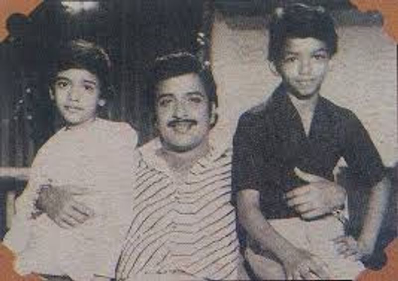 விஜய் - சூர்யா சிறிய வயதில் இருந்த போது, இருவரையும் வேறுபாடு பார்க்காமல் தன்னுடைய மடியில் அமர வைத்து கொண்டு எடுத்த அரிய புகைப்படம் இது.