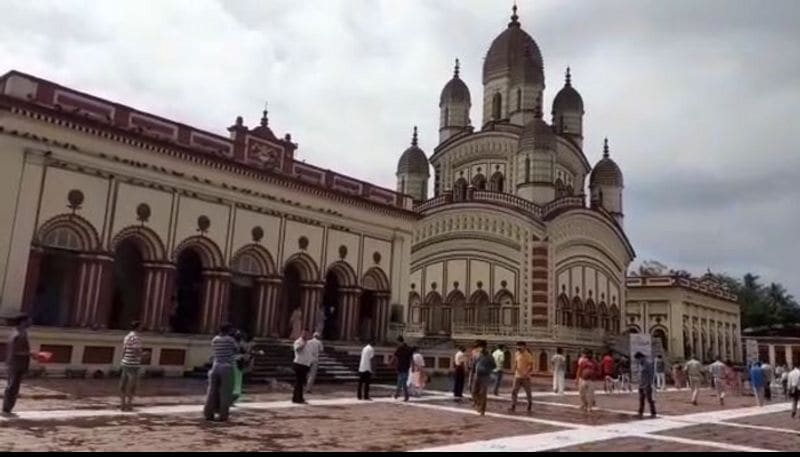  Every year millions of people come to the Dakshineswar temple on the day of Mahalaya. Chandni Ghat, Bakultala and Panchabati Ghats are crowded with lots of people.
