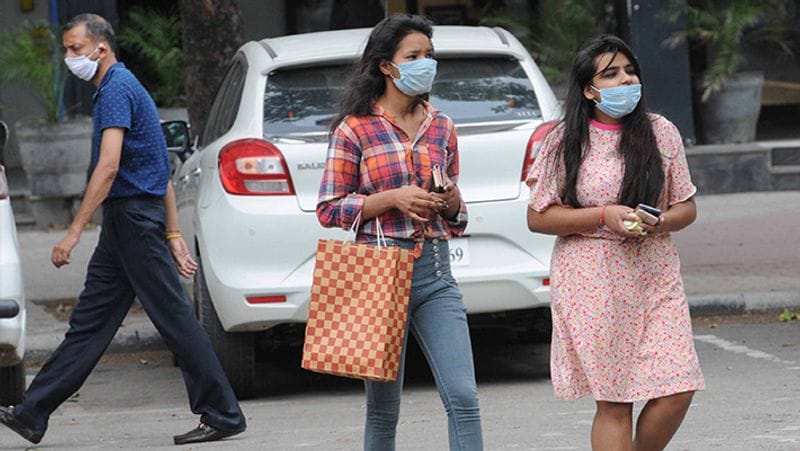मास्क को लेकर लोग धीरे-धीरे जागरूक होते जा रहे हैं।