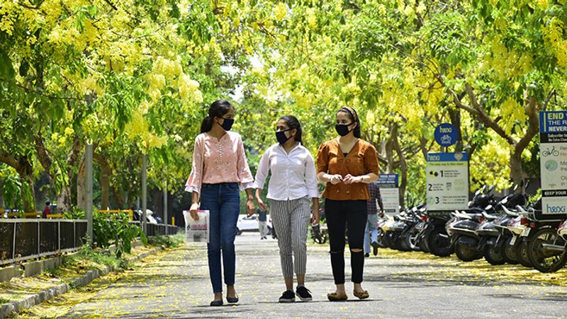 इन लड़कियों ने मास्क लगाना तो सीख लिया, लेकिन सोशल डिस्टेंसिंग का पालन करना नहीं।