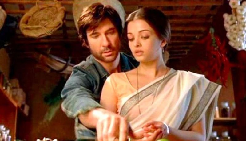 নিজের পছন্দের অভিনেত্রীকে এক হলিউড অভিনেতার সঙ্গে ঘনিষ্ঠ দৃশ্যে মেনে নিতে পারেনি কোনও কারণে। এবং সেই নিয়ে প্রতিবাদ করেছিল তারা।