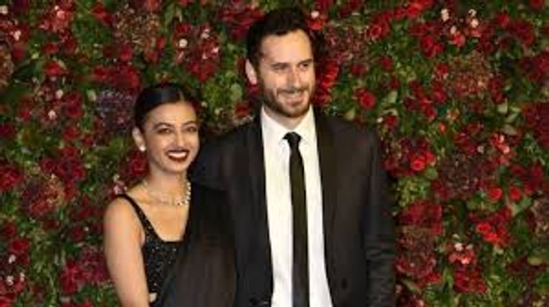 Actress Radhika apte Hot topless Photo Going viral in social media
