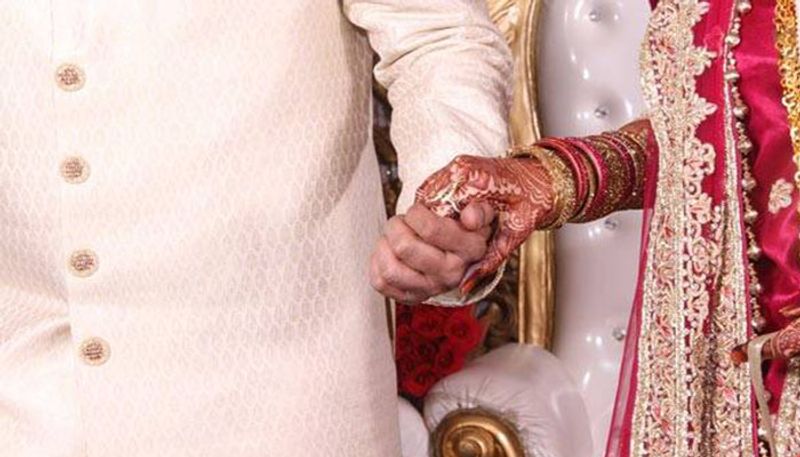 इंडोनेशिया के वेस्ट नुसा तेंगारा में रहने वाले मिट 25 साल और मुह 31 साल के हैं। दोनों 2 जून को शादी के बंधन में बंधे थे। 
