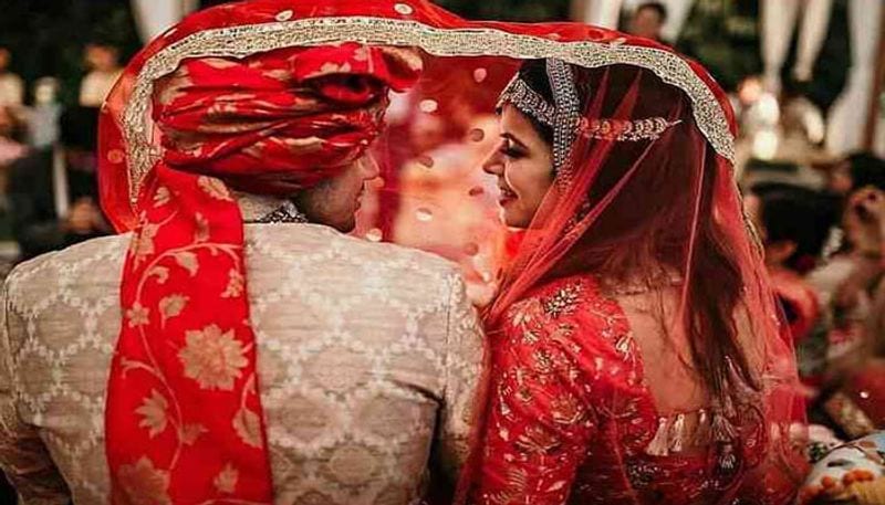 पति का आरोप है उनकी पत्नी पुरुष है और उनसे ये बात छुपाई गई। वहीं पत्न की इसे झूठा आरोप बताया है।
