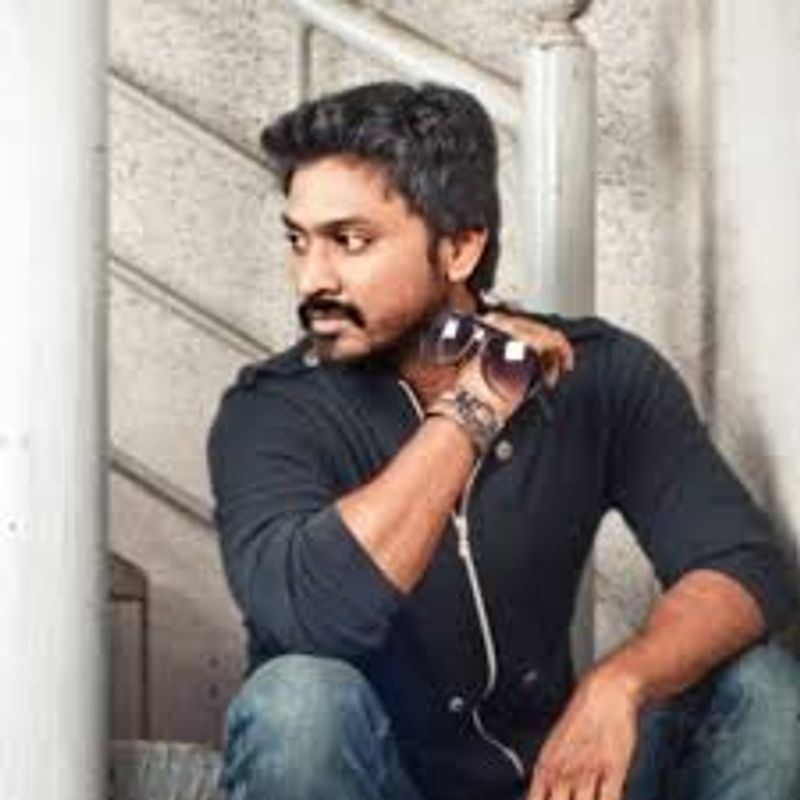 இவர் ஹீரோவாக நடித்து 2012 ஆம் ஆண்டு வெளியான 'கழுகு' திரைப்படம் இவருக்கு திரையுலகில் மிகப்பெரிய திருப்பு முனையாக அமைந்தது, பின் 'யாமிருக்க பயமே', 'வாணவராயன் வல்லவராயன்', 'பண்டிகை' போன்ற படங்கள் ரசிகர்கள் மத்தியில் நல்ல வரவேற்பை பெற்று தந்தாலும் இவரால் இன்னும் முன்னணி இடத்தை பிடிக்க முடியவில்லை.