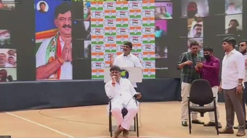 ಡಿಕೆಶಿ ಪ್ರತಿಜ್ಞಾ ವಿಧಿಗೆ ತಯಾರಿಗಳು ನಡೆಯುತ್ತಿದ್ದು ಕೊರೋನಾ ಸಂಕಷ್ಟದ ನಡುವೆಯೂ ವಿಭಿನ್ನ ರೀತಿಯಲ್ಲಿ ರಾಜಕೀಯ ಶಕ್ತಿ ಪ್ರದರ್ಶನಕ್ಕೆ ತಯಾರಿ ನಡೆಯುತ್ತಿದೆ.