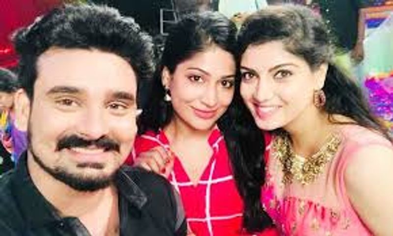 இந்த சீரியலில் முதலில் நாயகியாக நடித்த, நடிகை விஜயலக்ஷ்மி, பிக்பாஸ் வாய்ப்பு வந்ததால் இந்த சீரியலில் இருந்து வெளியேறினார். தற்போது மற்றொரு சீரியலில் நடித்து வருகினார் என்பது குறிப்பிடத்தக்கது.