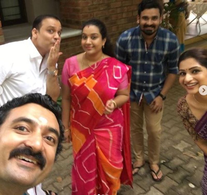 மேலும் தெய்வத்திருமகள் நடிகர் நடிகைகளும் உள்ளனர். எனவே இந்த சீரியலில் மாற்றும் கொண்டு வரப்பட்டுள்ளதா அல்லது நடிகர் நடிகைகள் மாற்றம் செய்யப்பட்டுள்ளனரா என்கிற சந்தேகம் ரசிகர்கள் மனதில் எழுந்துள்ளது.