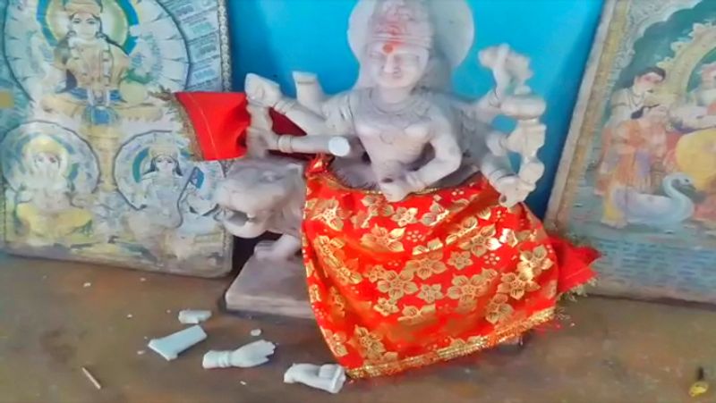 7. खंडित मूर्तियां
खंडित यानी टूटी-फूटी मूर्तियां या शो-पीस घर में नहीं रखना चाहिए। अगर भगवान की मूर्ति खंडित हो जाए तो उसे नदी में प्रवाहित कर देना चाहिए, घर में नहीं रखें।
