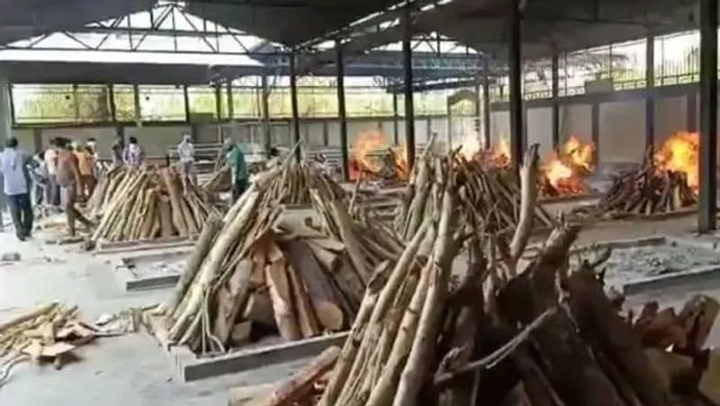 बताया जा रहा है कि बीते 15 दिनों से रोजाना 40 से 50 शवों का अंतिम संस्कार निगमबोध के आचार्य और उनकी टीम करा रही है। हालात ये हैं कि वो भी अब थक चुके हैं। लगातार बढ़ रही लाशों को देखकर वो भी परेशान हो गए हैं।