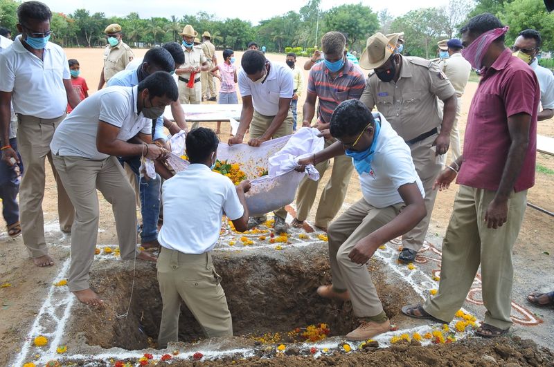 ಜಿಲ್ಲಾ ಸಶಸ್ತ್ರ ಮೀಸಲು ಪೊಲೀಸ್ ಪಡೆಯ ಆವರಣದಲ್ಲಿ ಜಾನಿ ಅಂತ್ಯಕ್ರಿಯೆ