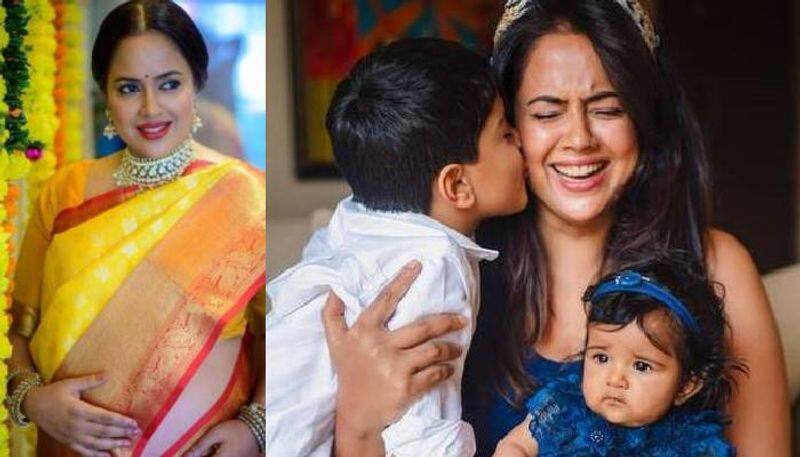 sameera reddy playing with daughter