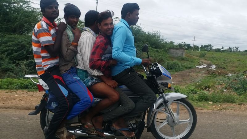 ರೋಣ ತಾಲೂಕಿನ ಗಜೇಂದ್ರಗಡ, ನರೇಗಲ್ಲ, ಹೊಳೆಆಲೂರ ಮತ್ತು ಹಿರೇಹಾಳ ಸೇರಿದಂತೆ ಮತ್ತಿತರ ಗ್ರಾಮಗಳಲ್ಲಿ ನಿತ್ಯವೂ ರಾಜಾರೋಷವಾಗಿ ನಡೆಯುವ ಬೈಕ್ ಸವಾರಿ