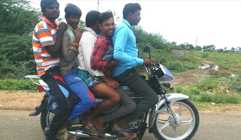 ನಿಡಗುಂದಿಯಿಂದ ನರೇಗಲ್ಲ ಮಾರ್ಗದಲ್ಲಿ ಬೈಕ್ ಒಂದರಲ್ಲಿ ಐದು ಜನ ಸಂಚರಿಸುತ್ತಿದ್ದಾರೆ ಎಂದು ಸಾರ್ವಜನಿಕರು ಮೊಬೈಲ್ ಮೂಲಕ ತಿಳಿಸಿದ ತಕ್ಷಣವೇ ತಪಾಸಣೆಗೆ ನಮ್ಮ ಸಿಬ್ಬಂದಿಯನ್ನು ಕಳಿಸಲಾದರೂ ಸವಾರರು ಸಿಗಲಿಲ್ಲ. ಅವರ ಬೈಕ್ ನಂಬರ್ ಮೂಲಕ ಅವರನ್ನು ಪತ್ತೆ ಮಾಡುವಲ್ಲಿ ಕೆಲಸದ ಒತ್ತಡದಲ್ಲಿ ಸಾಧ್ಯವಾಗಿಲ್ಲ: ನರೇಗಲ್ಲ ಪೊಲೀಸ್ ಠಾಣೆಯ ಪಿಎಸ್ಐ ಬಿ.ಬಿ. ಕೊಳ್ಳಿ