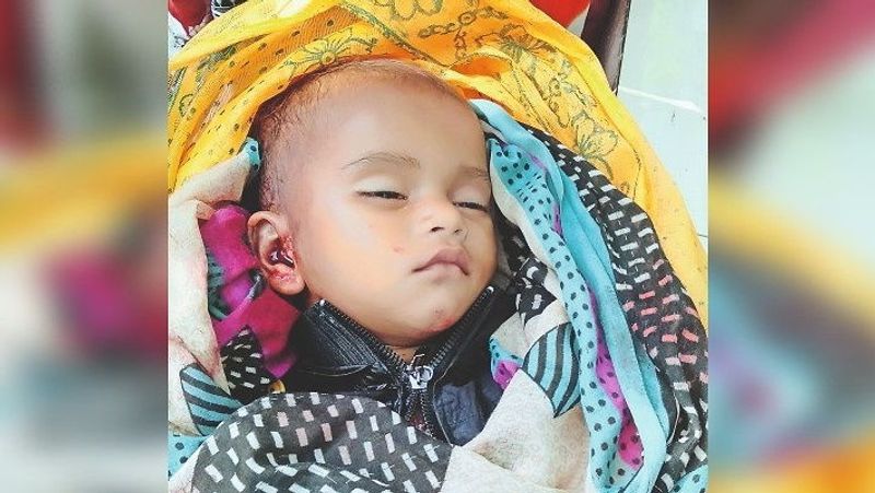 जानकारी के मुताबिक, आरोपी पिता दिलीप शराब पीने का आदि है, वो आए दिन नशे में अपनी पत्नी मनीषा और बेटी के साथ मारपीट करता था। जिसकी वजह से विवाद होता रहता था। इससे तंग आकर पत्नी अपने दो बच्चों को लेकर मायके चली गई थी। शनिवार को आरोपी शराब पीकर बाइक से अपने ससुराल पहुंचा था। जहां वह पत्नी को समझाकर बाइक से उनको लेकर आ रहा था। इसी दौरान दोनों का बीच रास्ते में किसी बात को लेकर झगड़ा हो गया। इसके बाद आरोपी ने गुस्से में आकर महिला की गोद से अपनी बेटी शिवानी को छीनकर जमीन पर पटक दिया। इतने में उसका मन नहीं भरा तो वह मासूम को लगातार तीन-चार बार सड़क पर पटकता रहा, जिससे उसकी मौत हो गई।
