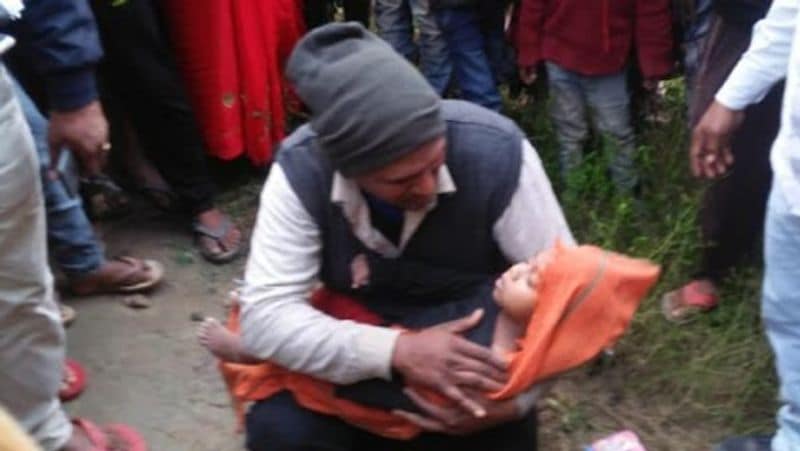 पत्नी उसके हाथ-पैर पकड़ मिन्नतें करती रही बेटी को मत मारिए, लेकिन हैवान ने उसकी एक नहीं सुनी। फिर बच्ची के रोने और महिला के चिल्लाने की आवाज सुनकर आसपास रहने वाले लोग दौड़ लगाकर मौके पर पहुंचे तब तक बच्ची दम तोड़ चुकी थी। हालांकि बाद में महिला रोती-बिलखती हालत में बेटी को लेकर अस्पताल पहुंची तो डॉक्टरों ने उसको मृत घोषित कर दिया।