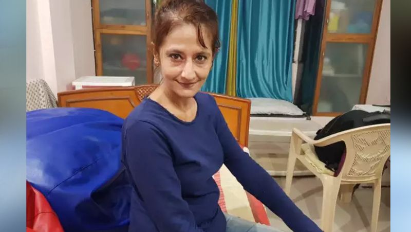 पूजा ने यह भी कहा कि मुझे डर लगता है, लेकिन मेरे पास कोरोना टेस्ट कराने के लिए पैसे नहीं हैं। अब किसी से उधार लेकर मैं अपना इलाज नहीं करवा सकती। यह मौसम का बदलाव है, जल्द ही तबियत ठीक हो जाएगी। उन्होंने बताया कि उनके घर से आसपास हाल में करीब 4 कोरोना केस पाए गए है।