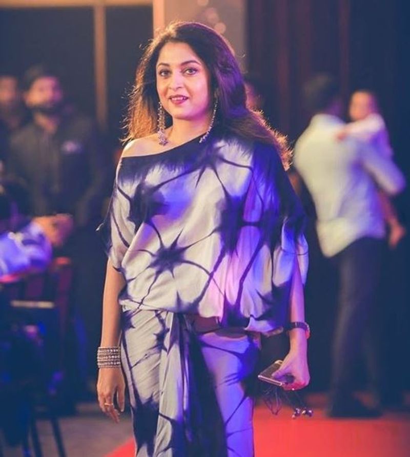 
ஐம்பது வயதை கடந்து விட்ட ரம்யா கிருஷ்ணன் சூப்பர் டீலக்ஸ் படத்தில் மிகவும் துணிச்சலான கதாப்பாத்திரத்தில் நடித்திருந்தார். மேலும் வெங்கட் பிரபு இயக்கத்தில் உருவாகியுள்ள, பார்ட்டி படத்திலும் கவர்ச்சி உடையில் கிளுகிளுப்பு மூட்டும் கதாபாத்திரத்தில் நடித்துள்ளார்.