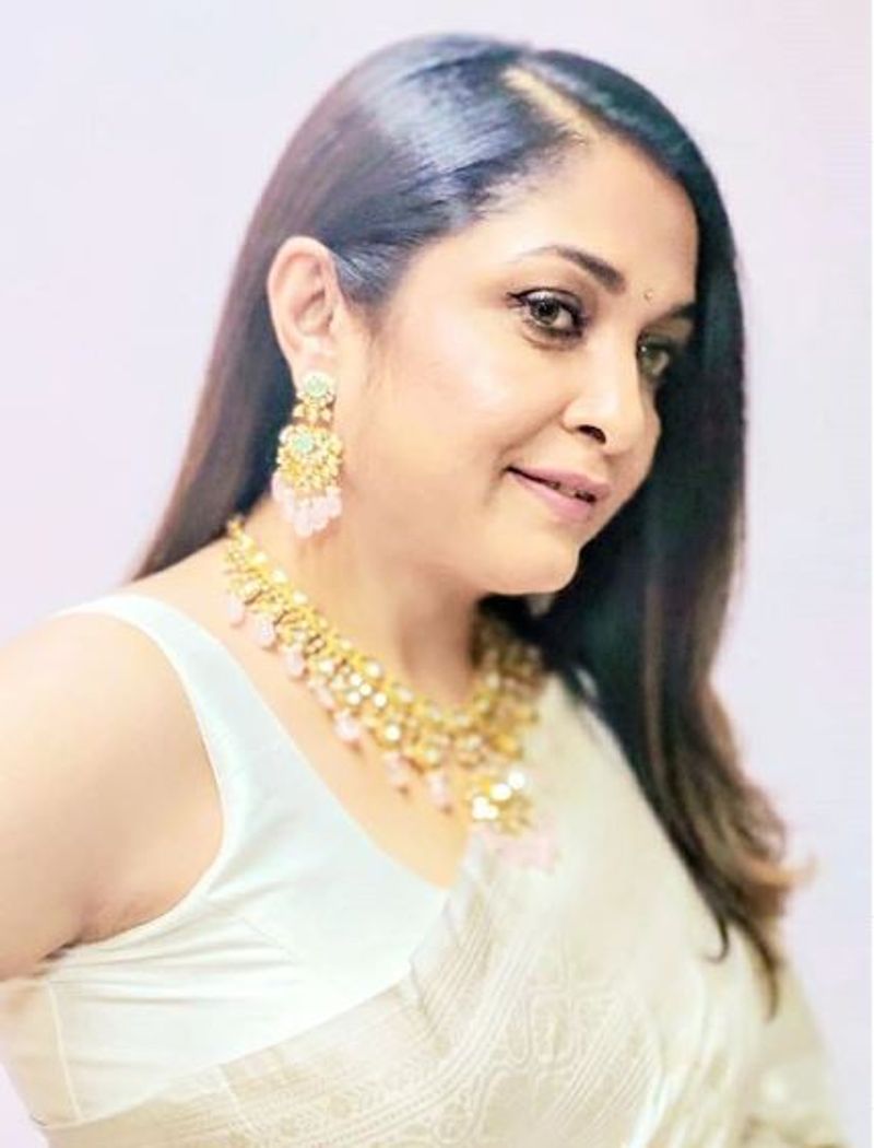 100 ಮದ್ಯದ ಬಾಟಲ್ಗಳನ್ನು ವಶಪಡಿಸಿಕೊಳ್ಳಲಾಗಿದೆ.