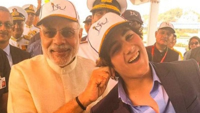हुआ कुछ यूं था कि आरव पीएम के साथ सेल्फी लेना चाह रहे थे तो उन्होंने उसके कान पकड़कर खींचे और गुड ब्वॉय कहकर बुलाया था। इस बात से अक्षय काफी खुश हुए थे। अक्षय ने इस मूमेंट को अपने कैमरे में कैद किया था। 