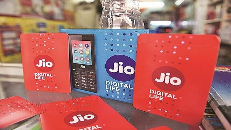 TPG ने किया हिस्सेदारी खरीदने का फैसला
जियो प्लेटफॉर्म्स में एक और ग्लोबल फर्म TPG ने हिस्सेदारी खरीदने का फैसला किया है। ग्लोबल अल्टरनेटिव एसेट फर्म TPG जियो प्लेटफॉर्म्स में 4,546.80 करोड़ रुपए का निवेश करेगी। इससे TPG को जियो प्लेटफॉर्म्स में 0.93 फीसदी की हिस्सेदारी मिलेगी। 