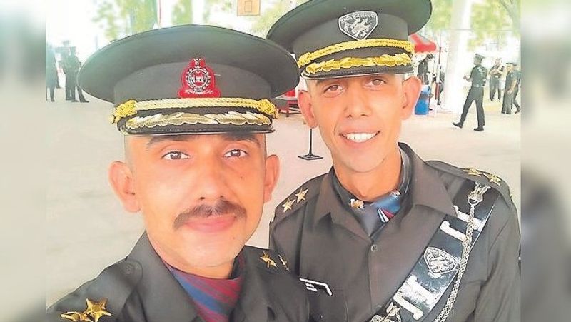 यह सैनिक भी हरियाणा के पाकस्मा गांव के रहने वाले हैं जो आपस में चचेरे भाई हैं। आकाश व अभिजीत शनिवार भारतीय सैन्य अकादमी में पासिंग आउट परेड के बाद भारतीय सेना में लेफ्टिनेंट बन गए। दोनों ने मीडिया से बात करते हुए बताया कि उनके दादा का सपना था कि वह देश की रक्षा के लिए सेना में जाएं और देश की सेवा करें।
