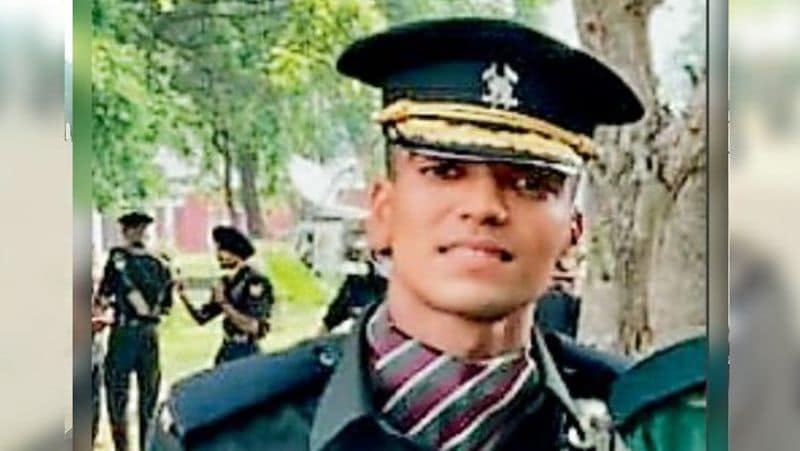 यह हैं नमन बंसल जो हरियाणा के बिजनेसमैन प्रवीण बंसल के बेटे हैं। इस उद्योगपति परिवार से नमन ऐसे पहले सदस्य हैं जो भारतीय सेना में शामिल हो गए हैं। वह इंडियन आर्मी में अफसर बन गए हैं। उनकी पूरी फैमिली बिजनेस से जुड़ा है, लेकिन नमन में देश सेवा का जूनुन बचपन से ही था, जिसे उन्होंने आज सच कर दिखाया।
